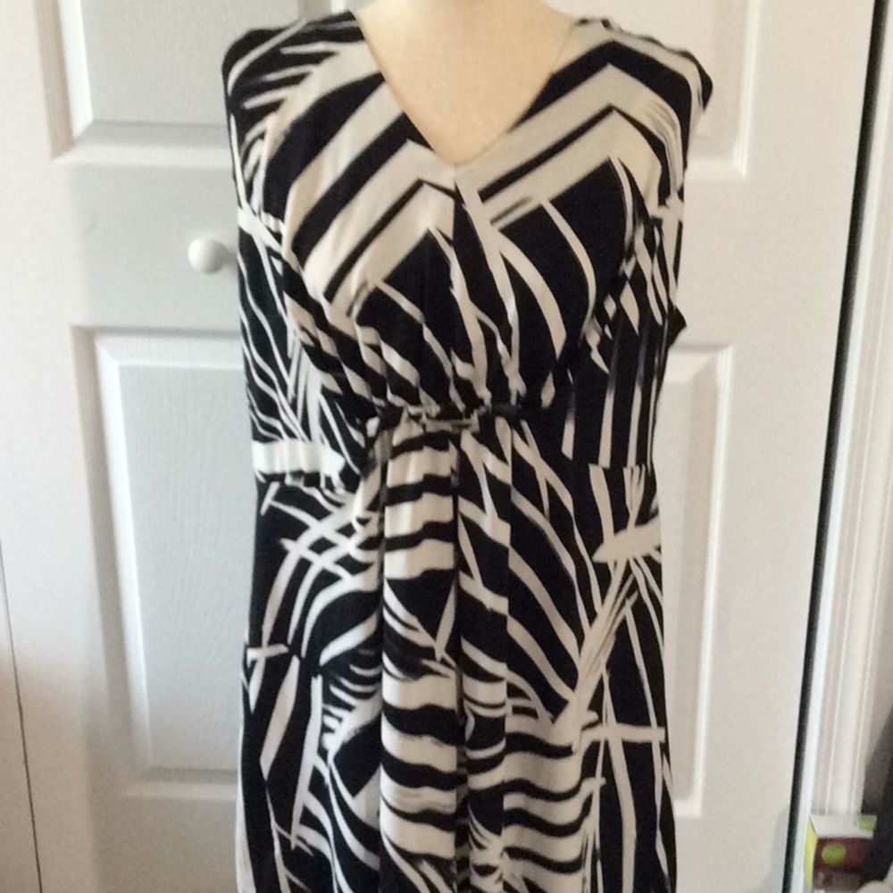 3/$30❤️ Elements Vneck Black/White Dress